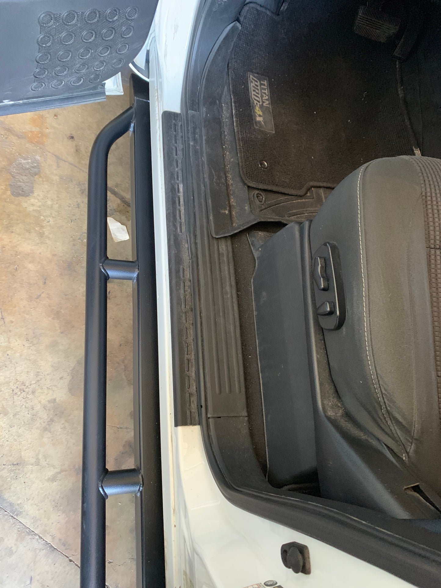 1st Gen Nissan Titan Type 4 Rock Slider (2004 - 2015)